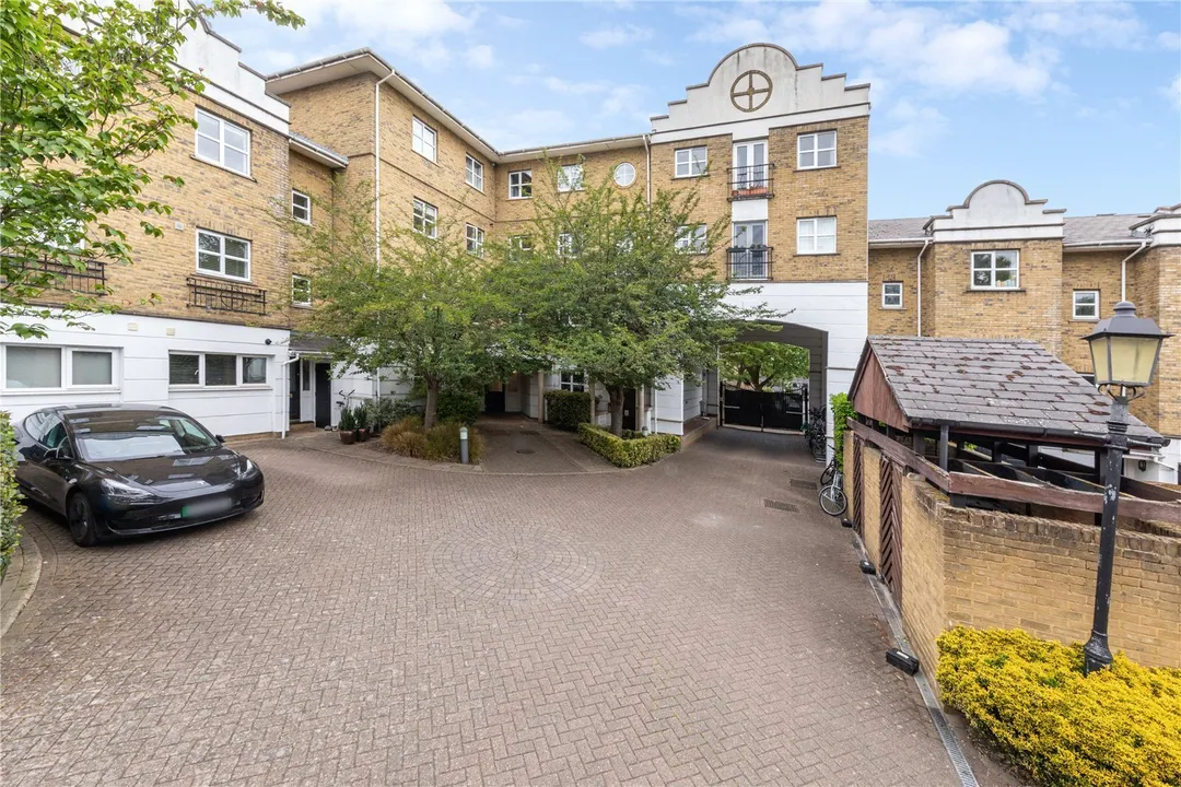 2 bedroom property in Chesterton Close, London, SW18 - £500,000 ...
