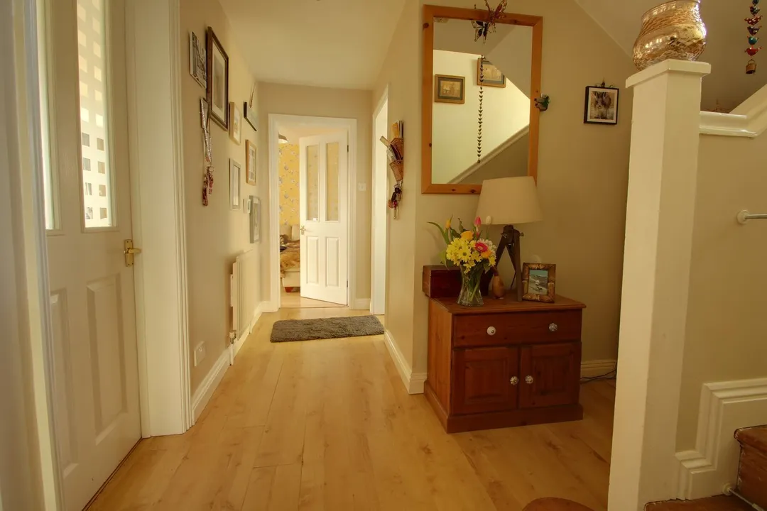 https://mr0.homeflow-assets.co.uk/files/photo/image/44759/6910/_x_/49482272.jpg