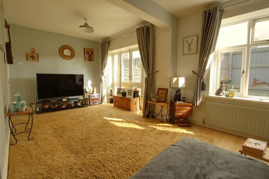 https://mr0.homeflow-assets.co.uk/files/photo/image/44759/6914/_x_/49483024.jpg