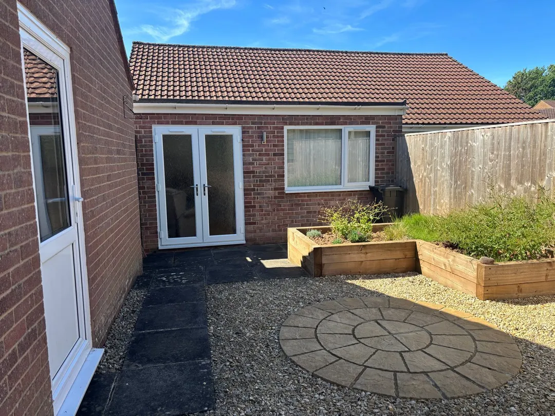 https://mr0.homeflow-assets.co.uk/files/photo/image/44858/3810/_x_/49704594.jpg