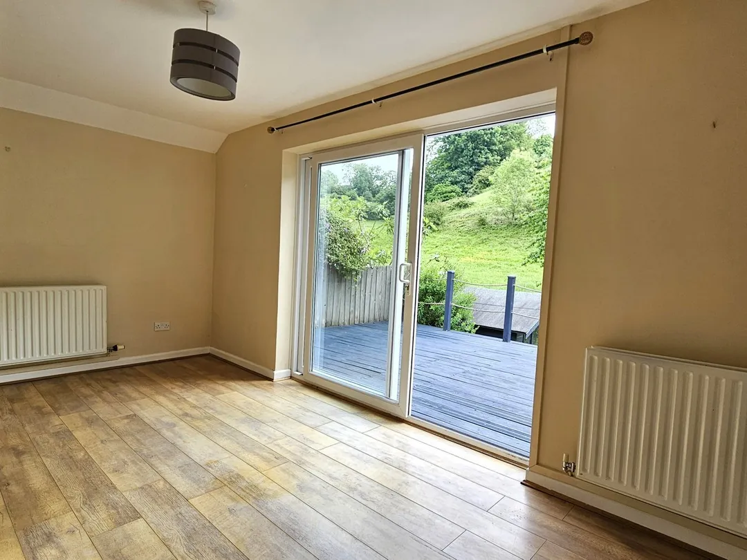 https://mr0.homeflow-assets.co.uk/files/photo/image/44864/1174/_x_/49624937.jpg