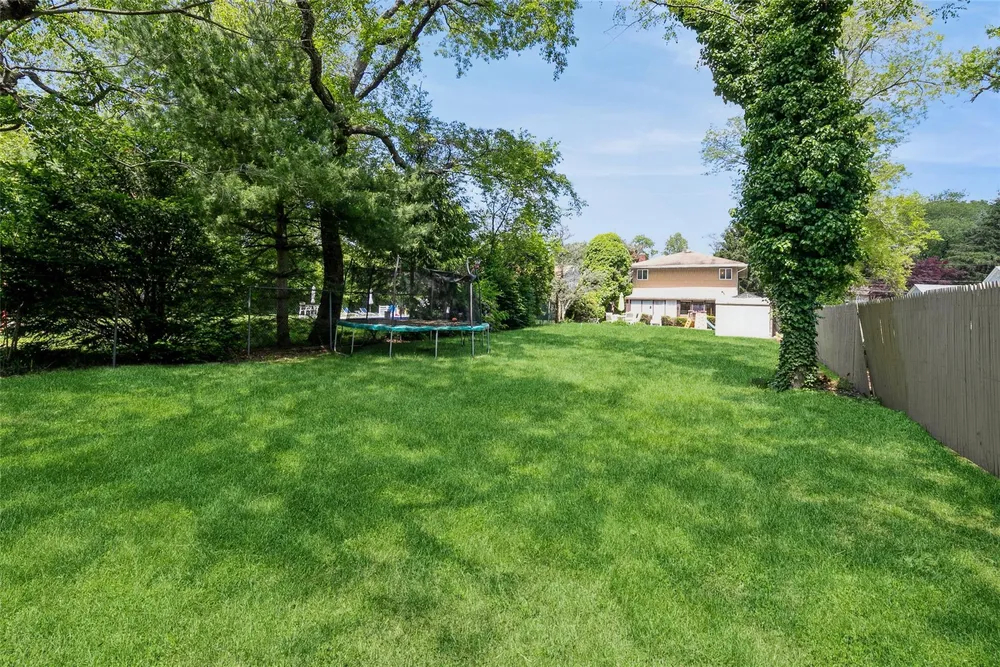 22 Landscape Dr, Wheatley Heights, NY 11798