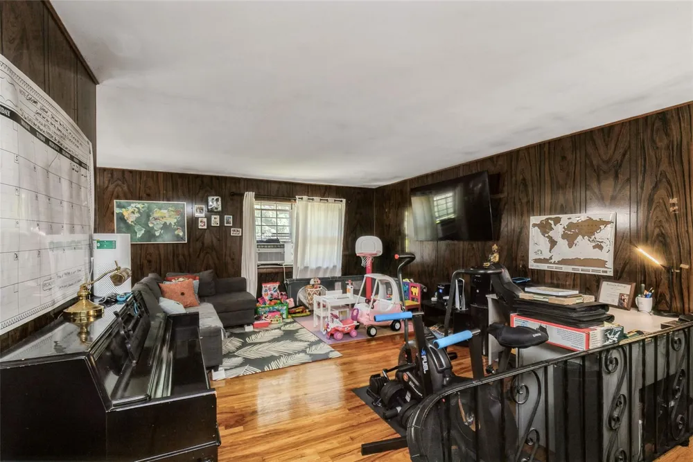 22 Landscape Dr, Wheatley Heights, NY 11798
