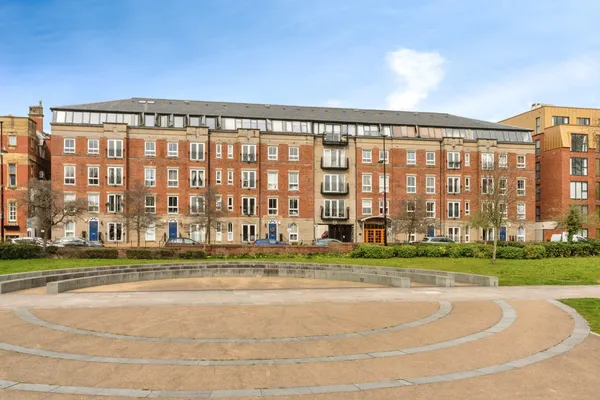 Knightsbridge Court, Palmyra Square N...