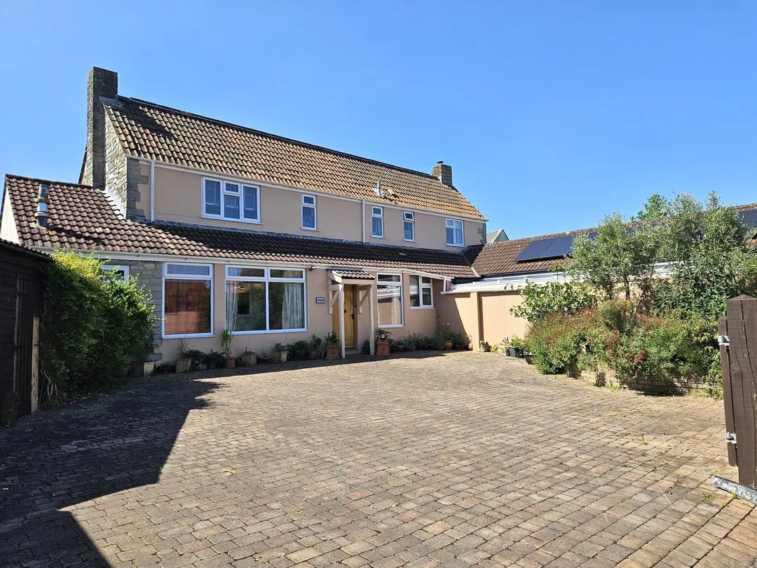 https://mr0.homeflow-assets.co.uk/files/photo/image/45005/6581/_x_/49546242.jpg