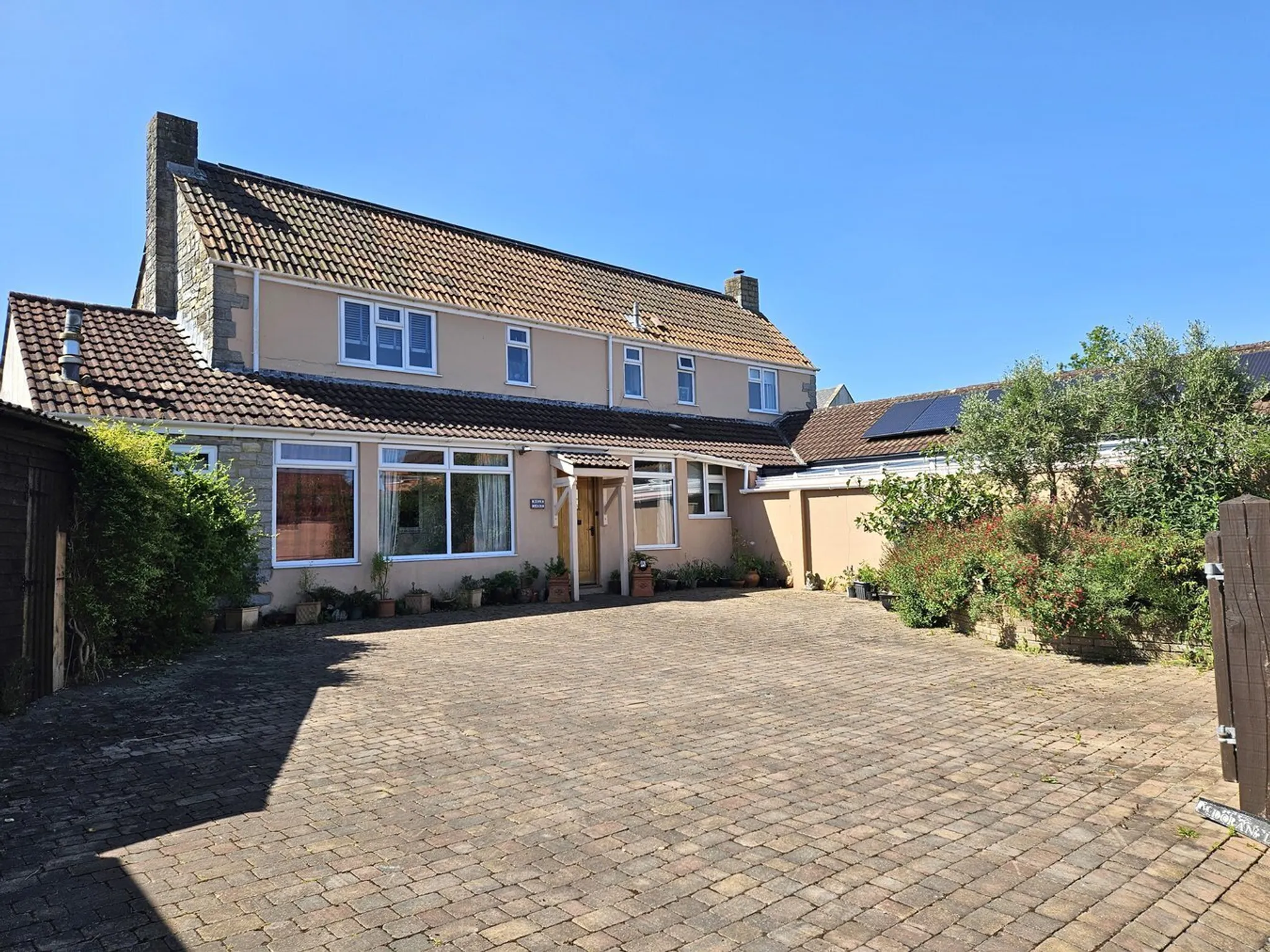 https://mr0.homeflow-assets.co.uk/files/photo/image/45005/6581/_x_/49546242.jpg