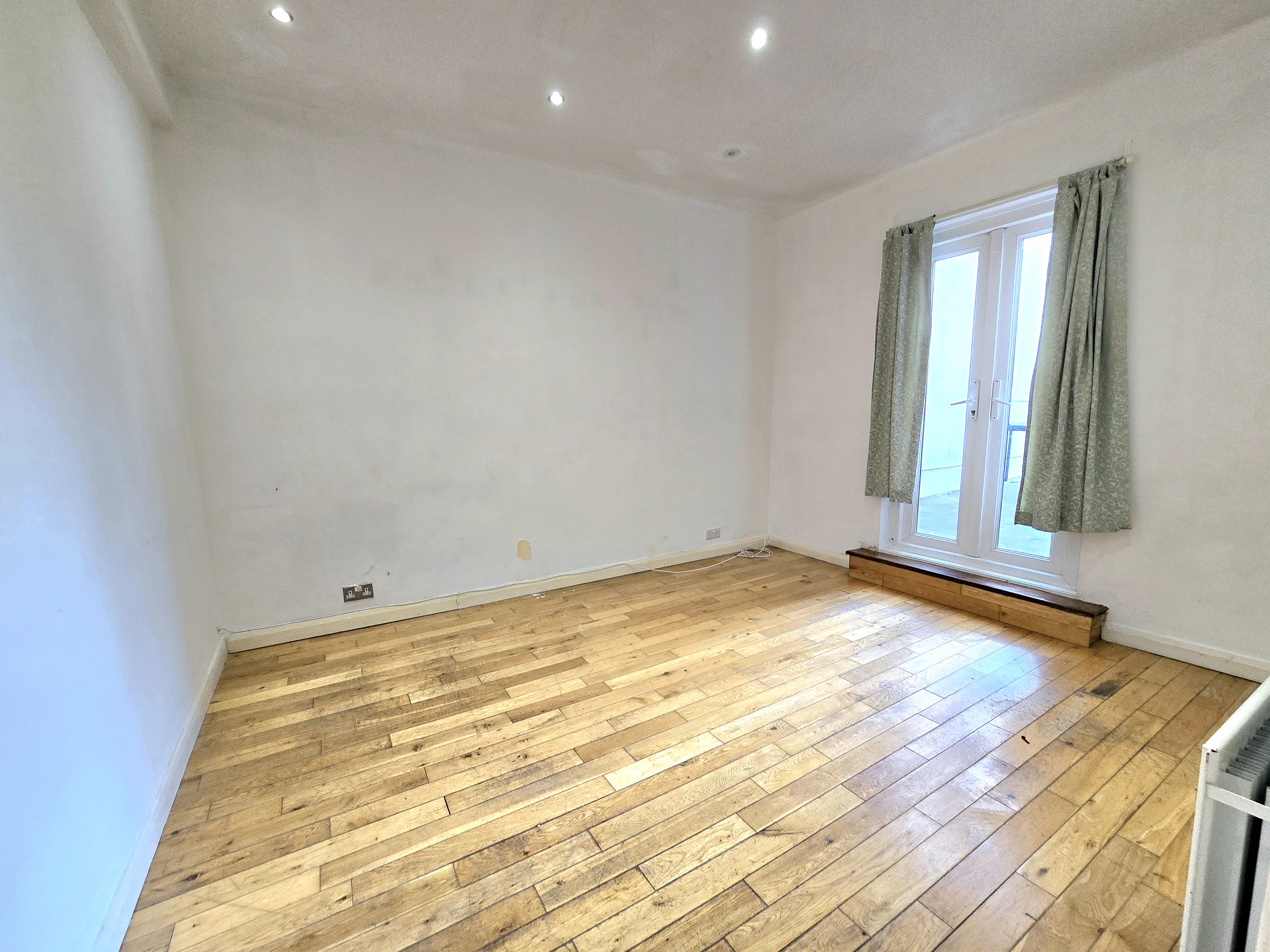 Spacious 4-Bed Terrace with Garden  3 Mins to Hendon Thameslink Image 6