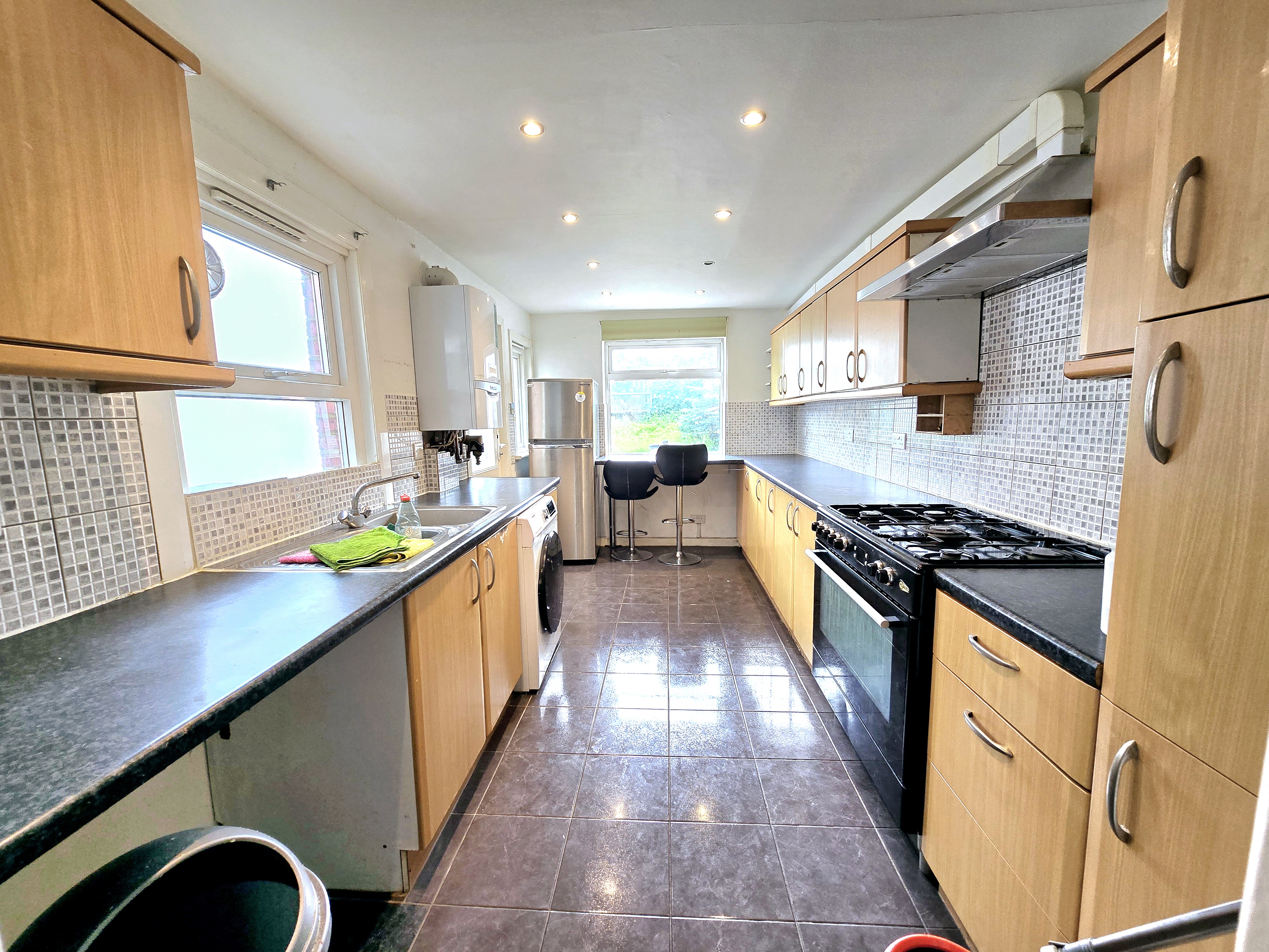 Spacious 4-Bed Terrace with Garden  3 Mins to Hendon Thameslink Image 3