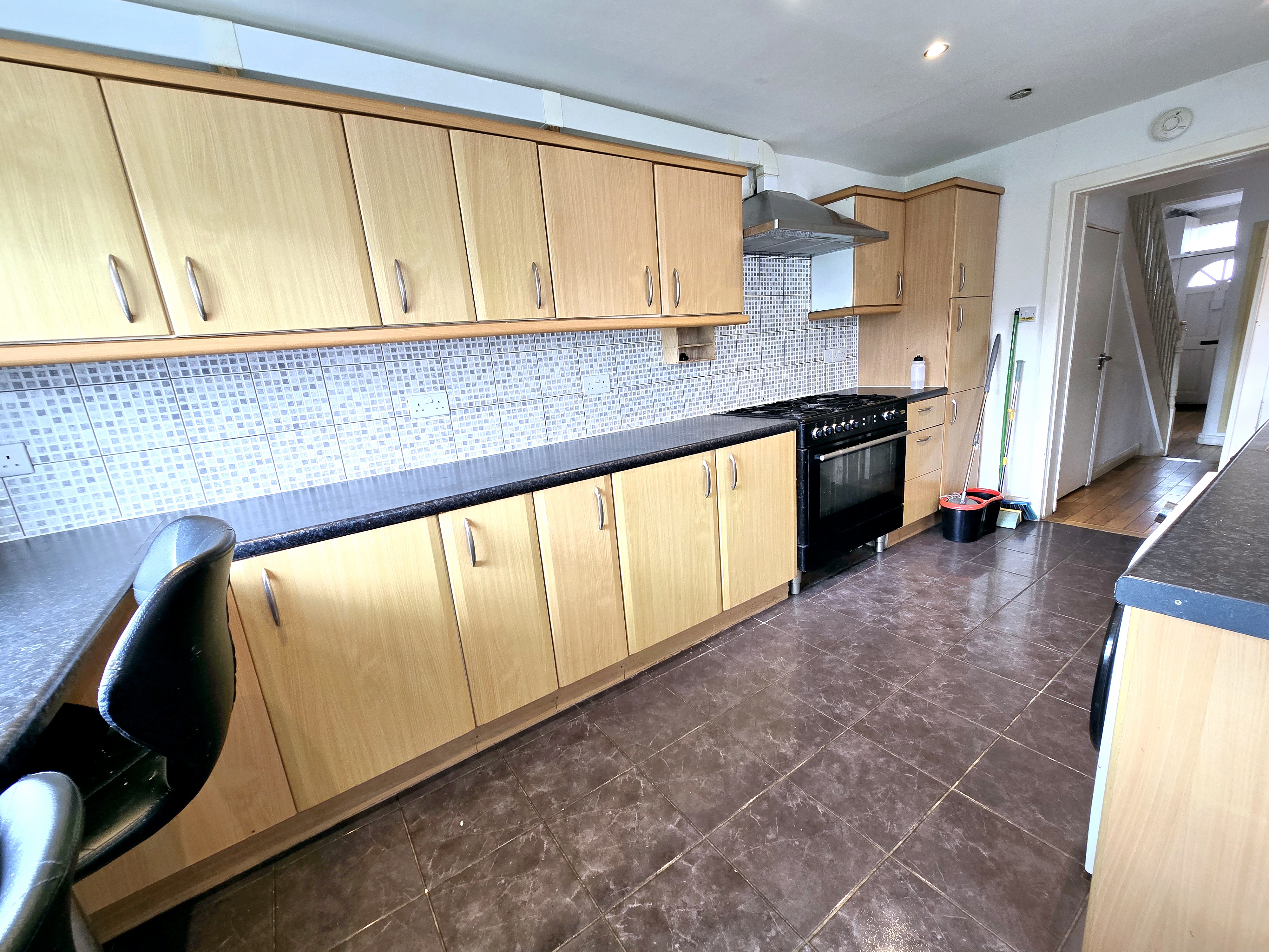 Spacious 4-Bed Terrace with Garden  3 Mins to Hendon Thameslink Image 4