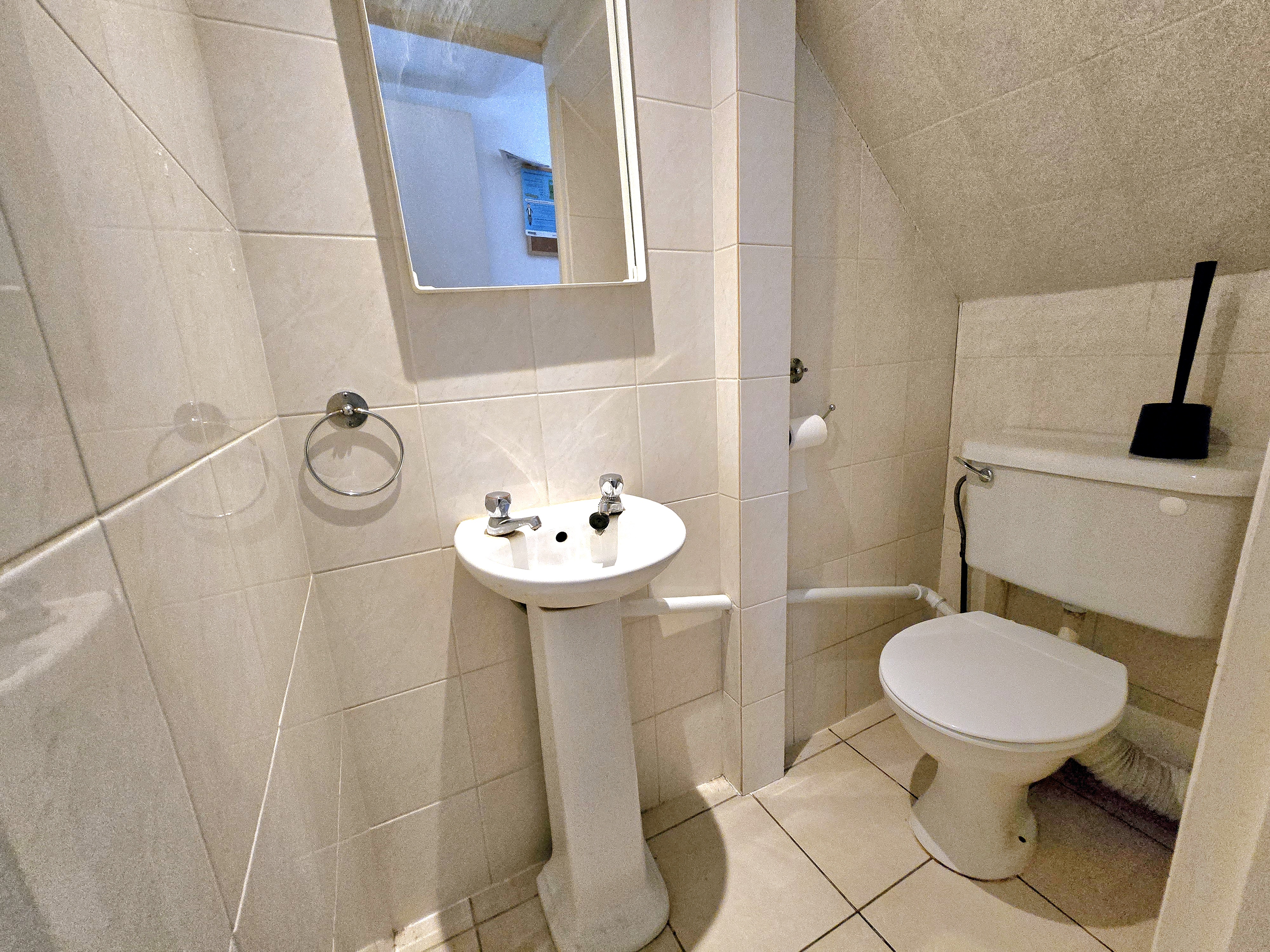 Spacious 4-Bed Terrace with Garden  3 Mins to Hendon Thameslink Image 5