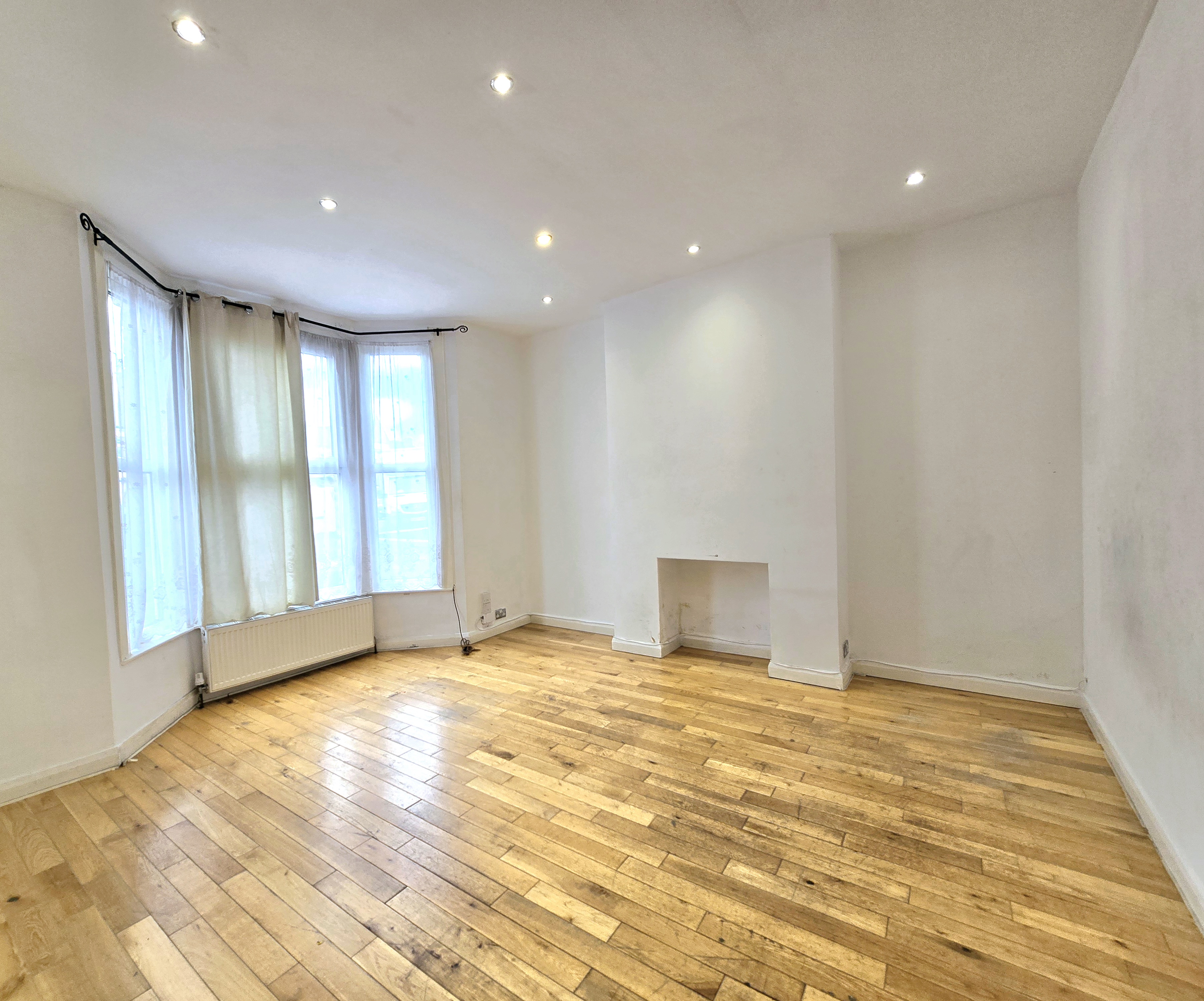 Spacious 4-Bed Terrace with Garden  3 Mins to Hendon Thameslink Image 7