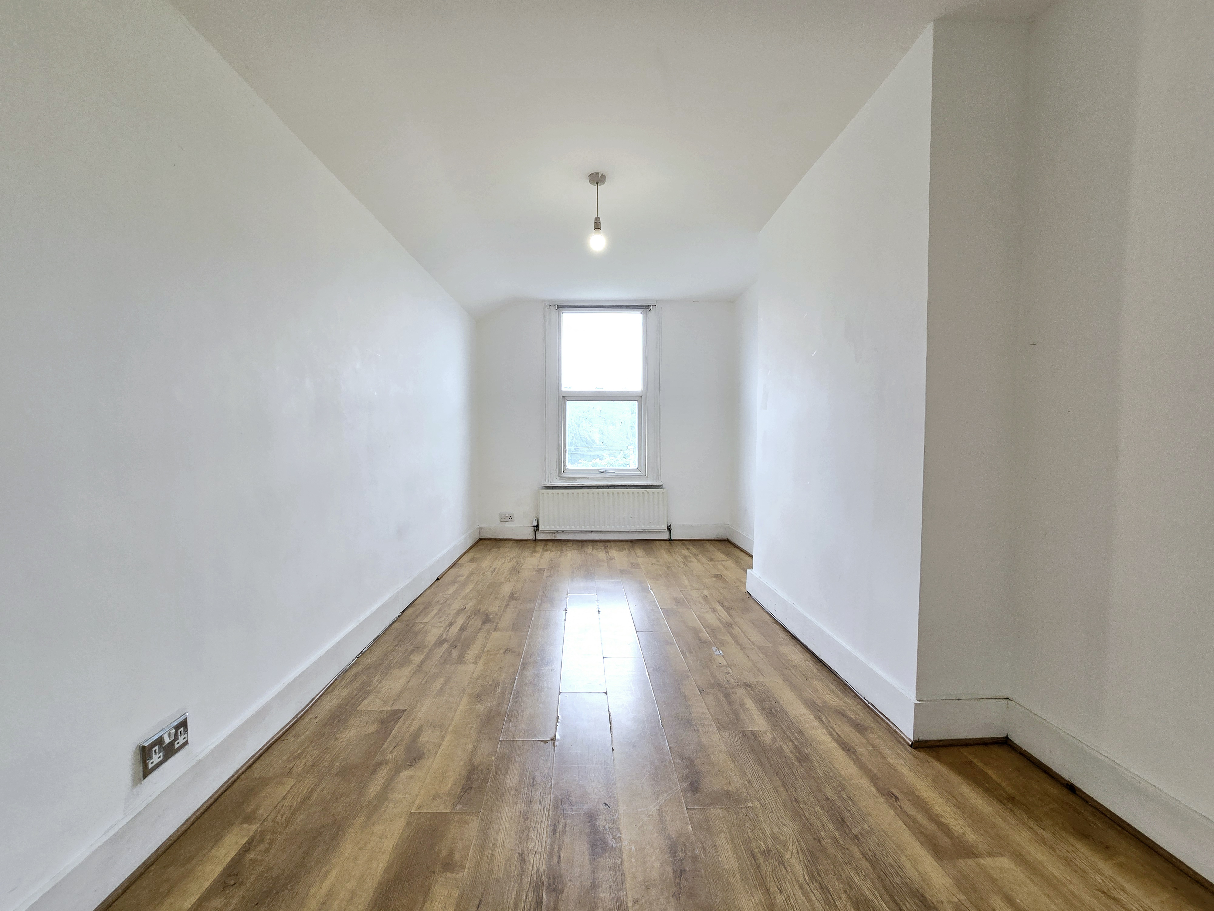 Spacious 4-Bed Terrace with Garden  3 Mins to Hendon Thameslink Image 8