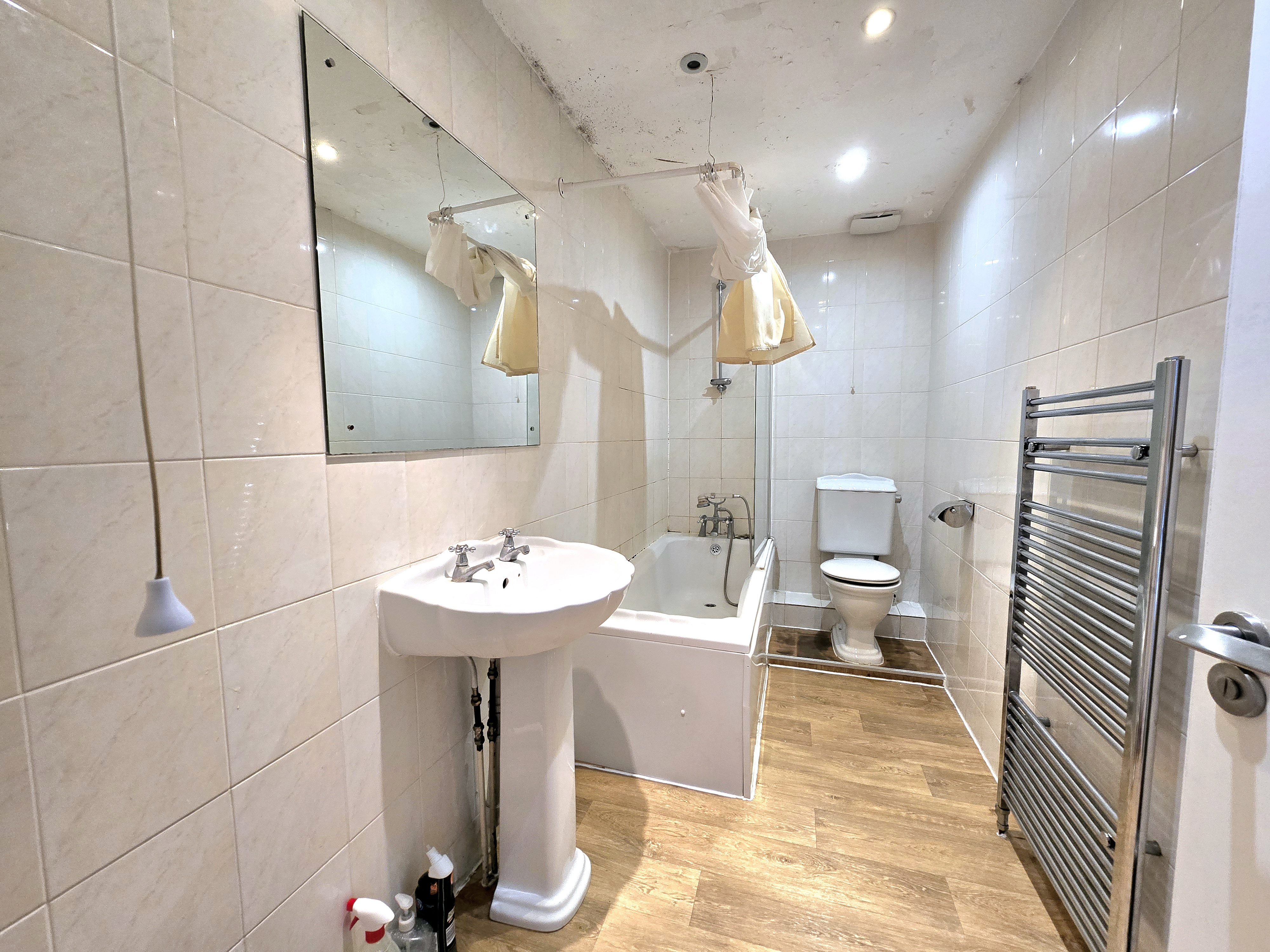Spacious 4-Bed Terrace with Garden  3 Mins to Hendon Thameslink Image 11