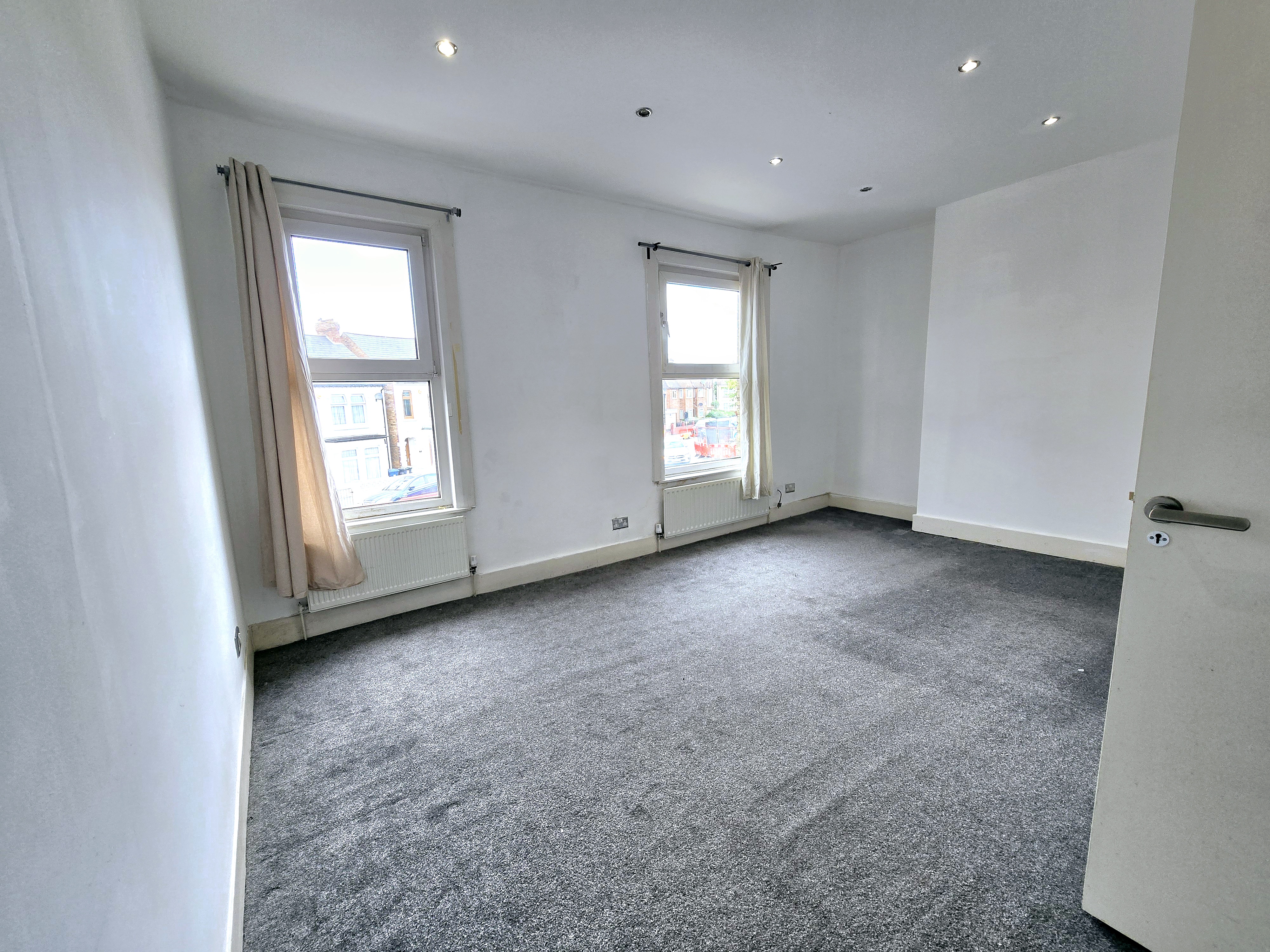 Spacious 4-Bed Terrace with Garden  3 Mins to Hendon Thameslink Image 10