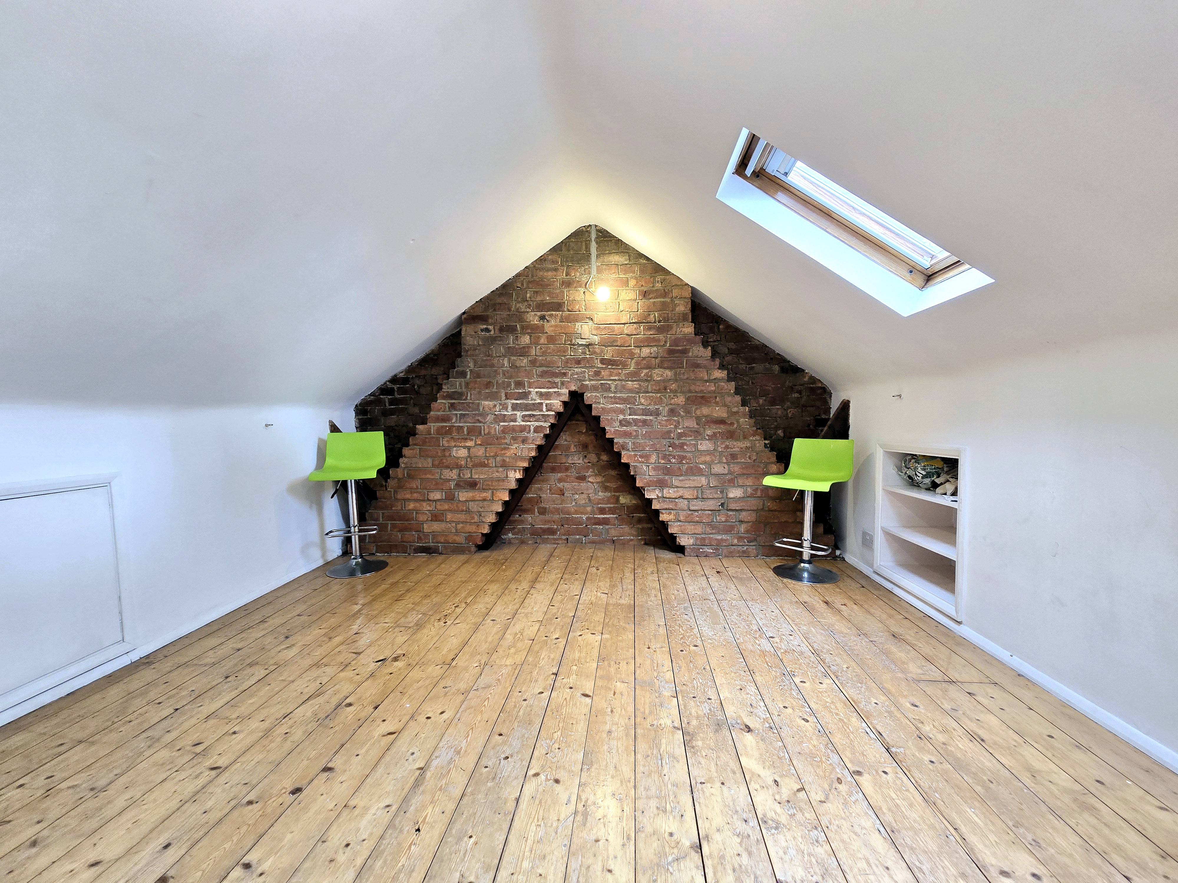 Spacious 4-Bed Terrace with Garden  3 Mins to Hendon Thameslink Image 1