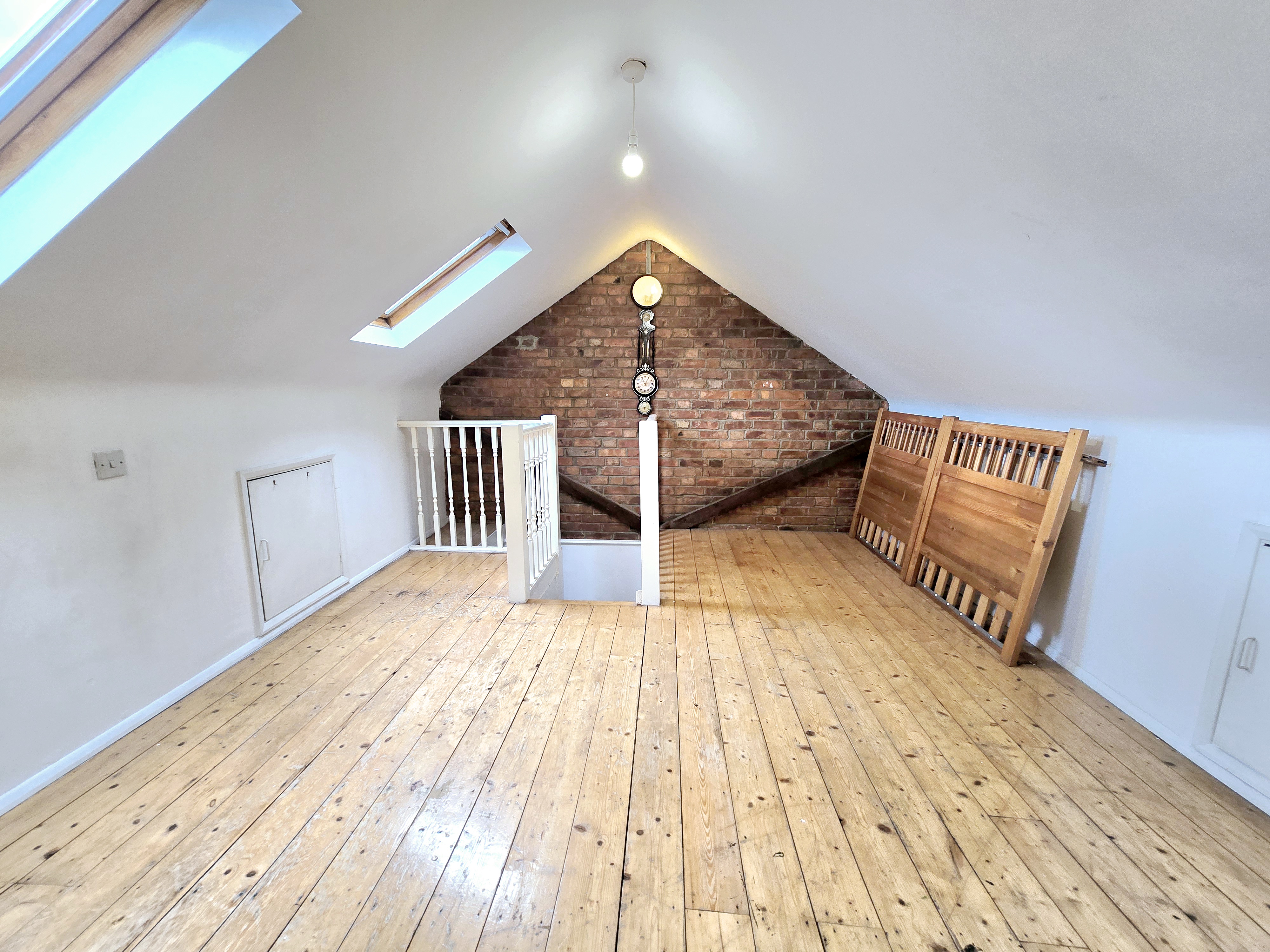 Spacious 4-Bed Terrace with Garden  3 Mins to Hendon Thameslink Image 2