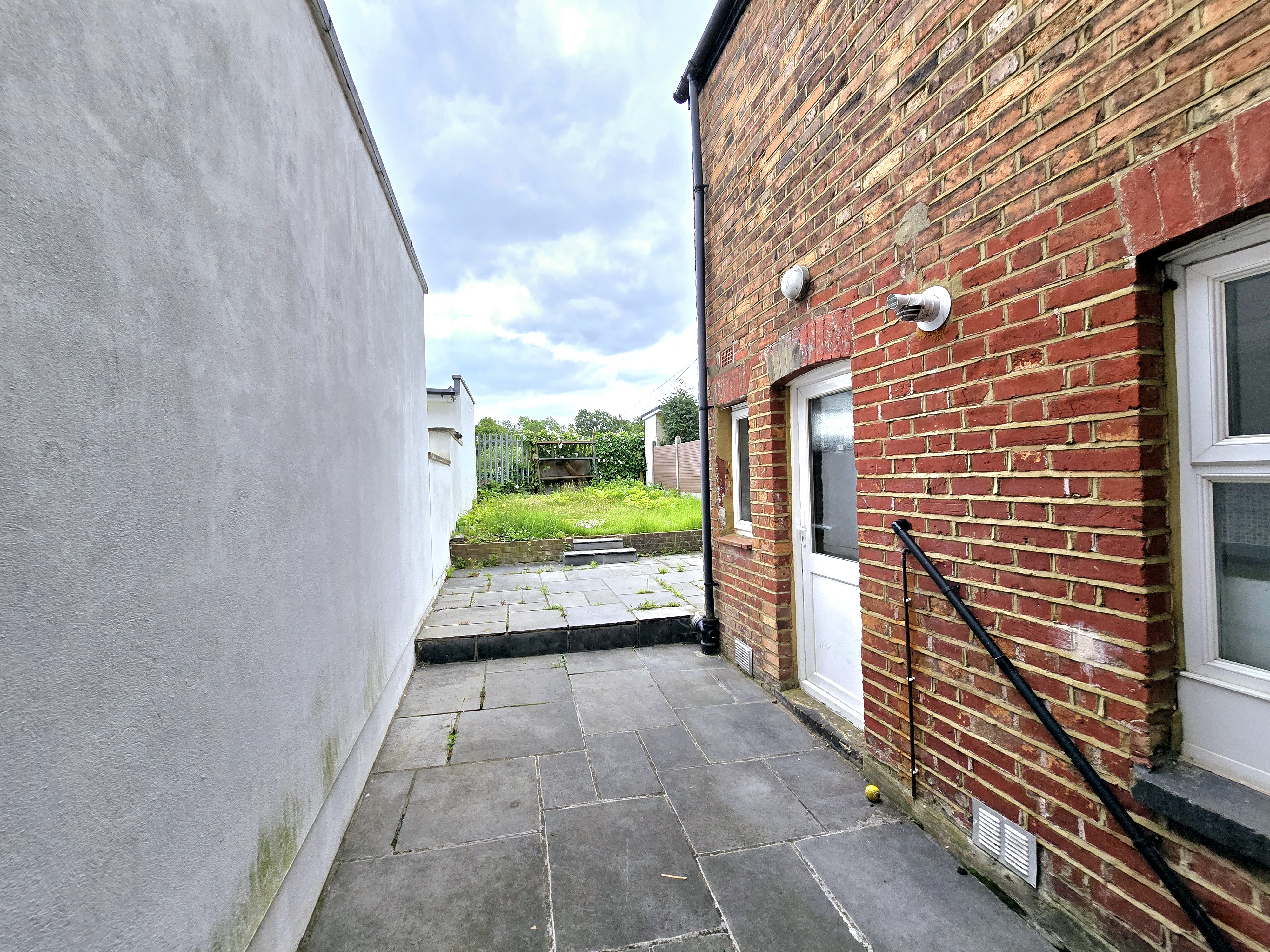 Spacious 4-Bed Terrace with Garden  3 Mins to Hendon Thameslink Image 12