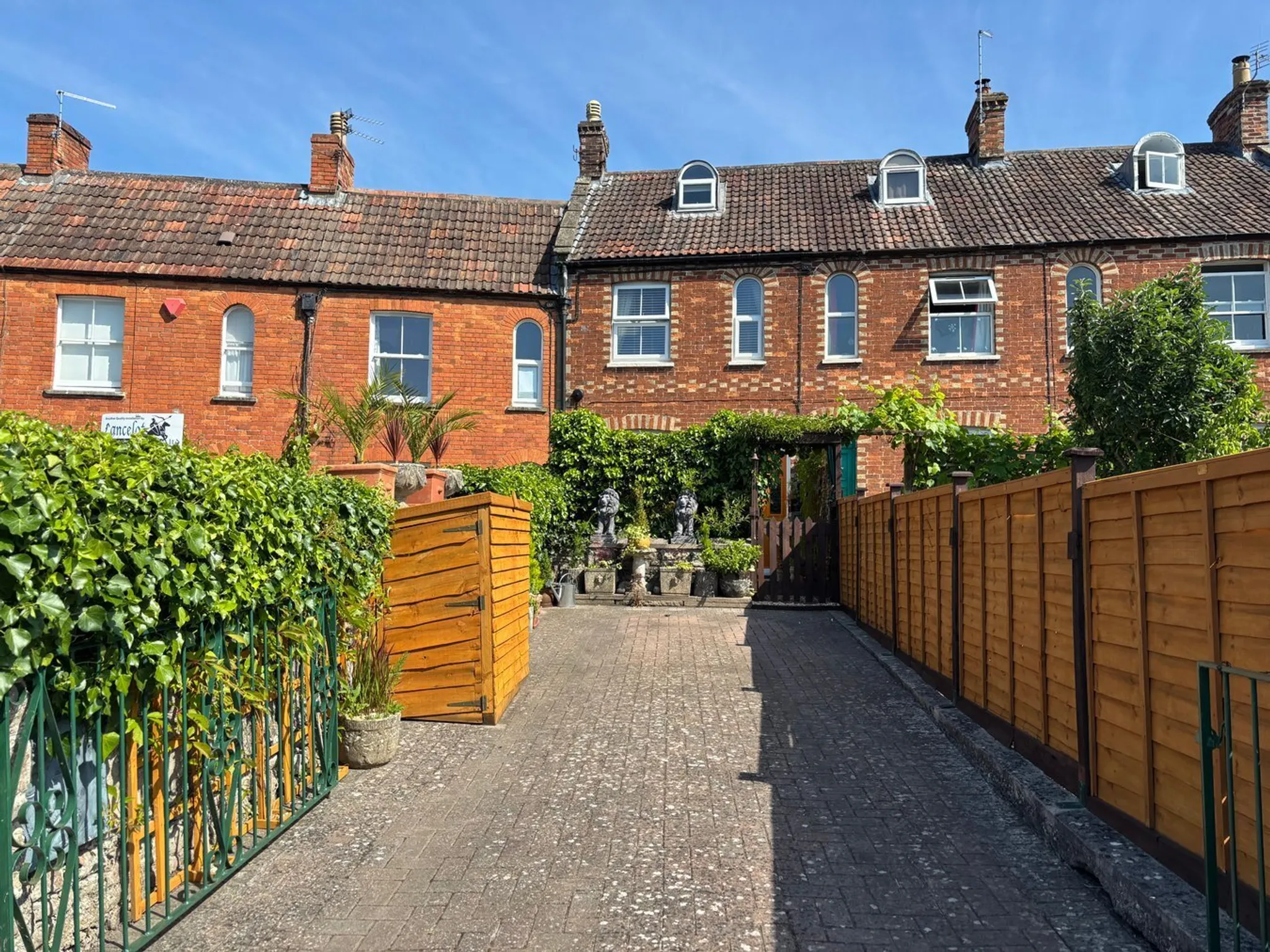 https://mr0.homeflow-assets.co.uk/files/photo/image/45038/5230/_x_/50162551.jpg