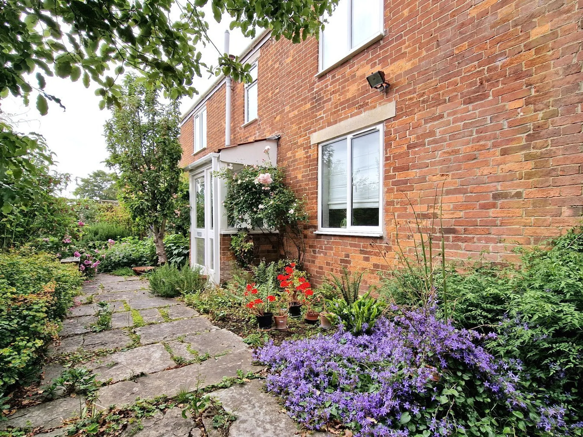 https://mr0.homeflow-assets.co.uk/files/photo/image/45052/6992/_x_/50112546.jpg