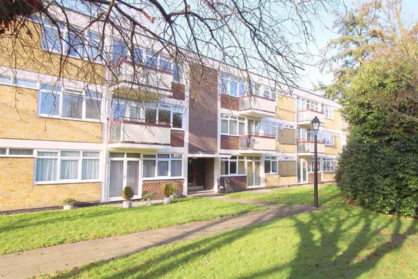 1 bedroom property to let in Ifield Drive, Ifield - £900 pcm