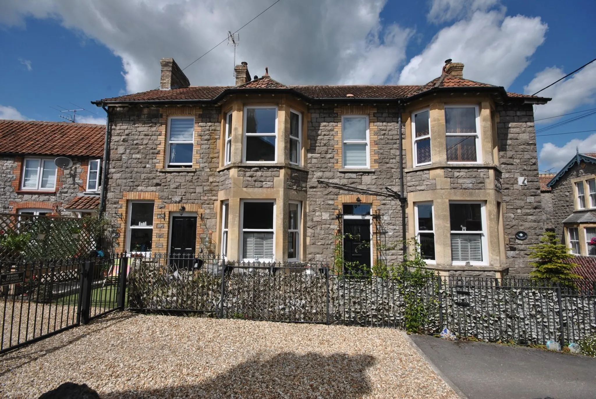 https://mr0.homeflow-assets.co.uk/files/photo/image/45185/8280/_x_/50559617.jpg