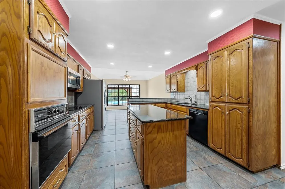 8216 Teakwood Dr, Woodway, TX 76712