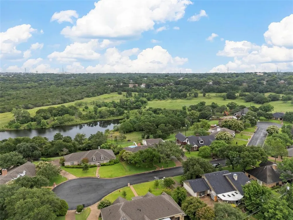8216 Teakwood Dr, Woodway, TX 76712