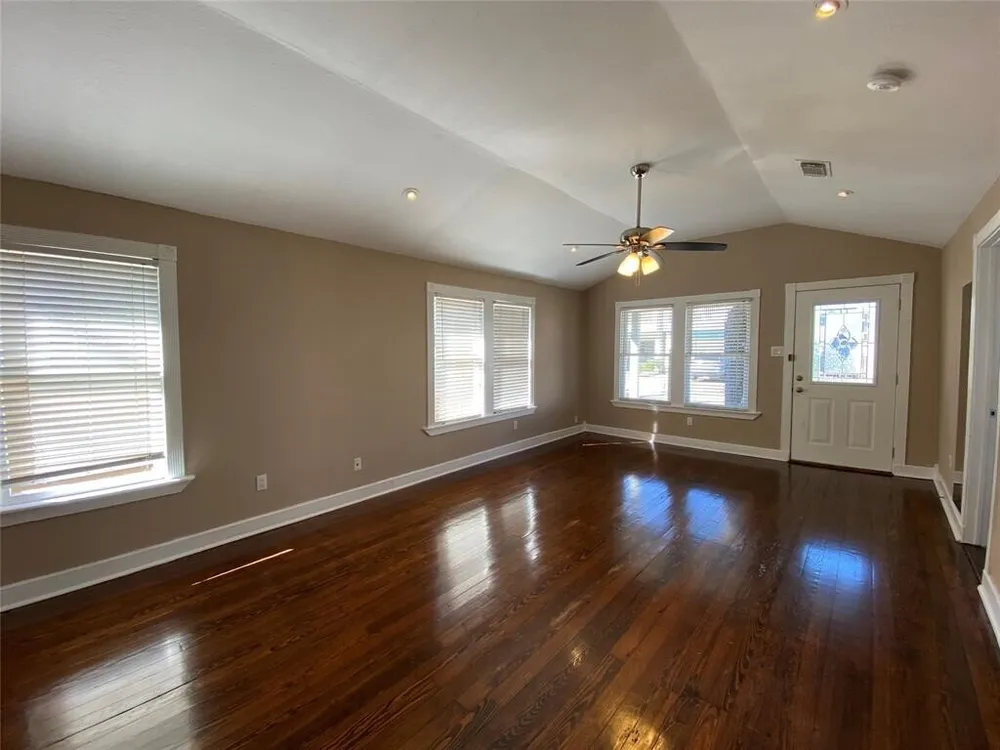 1110 E 27th St, Houston, TX 77009