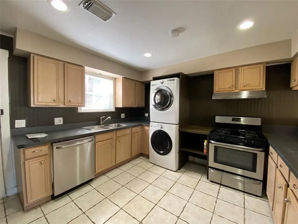 1110 E 27th St, Houston, TX 77009