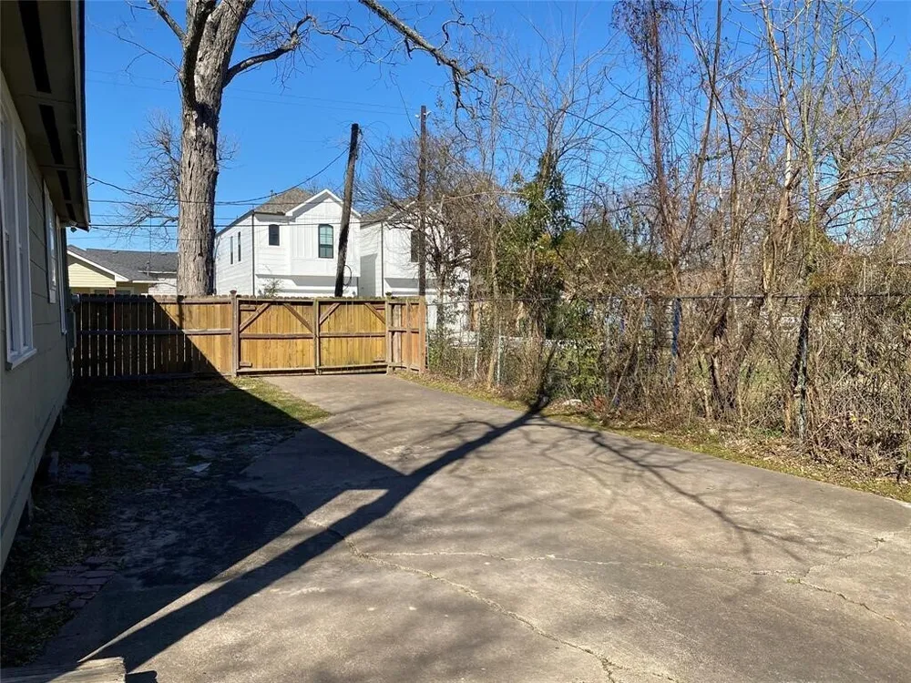 1110 E 27th St, Houston, TX 77009