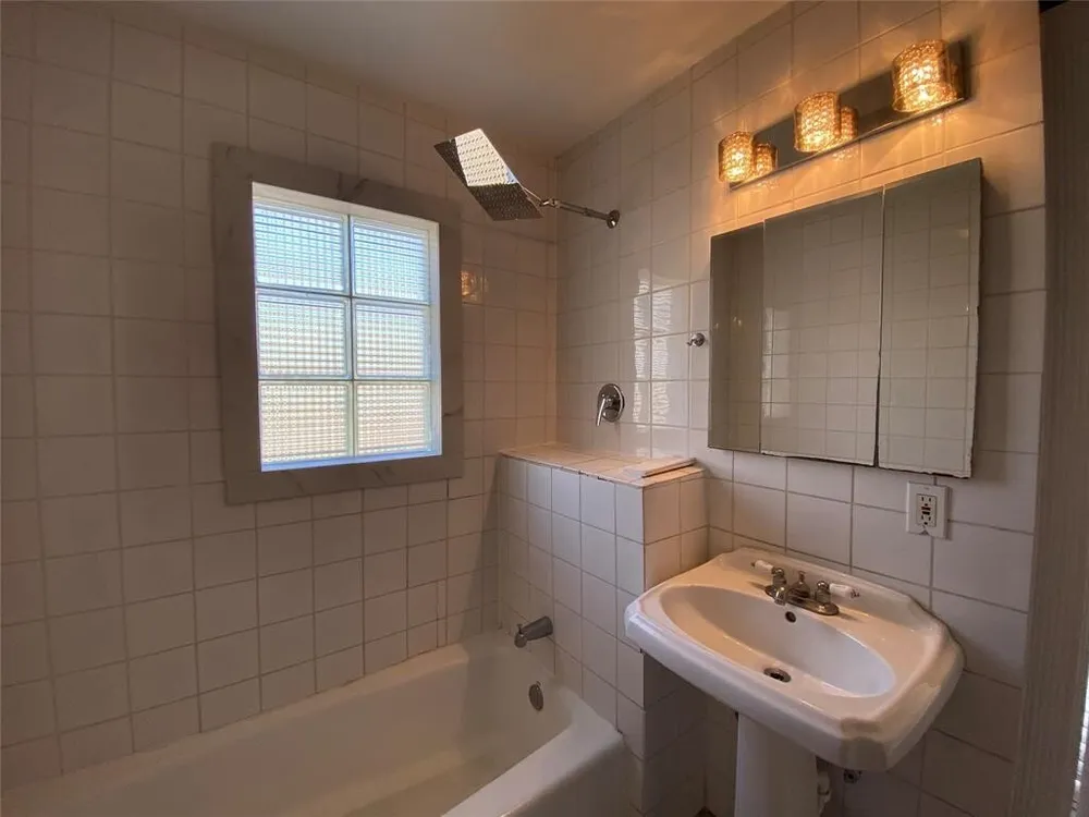 1110 E 27th St, Houston, TX 77009