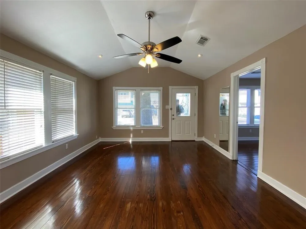 1110 E 27th St, Houston, TX 77009