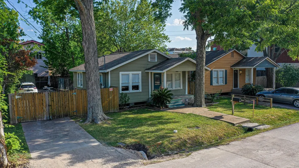 1110 E 27th St, Houston, TX 77009
