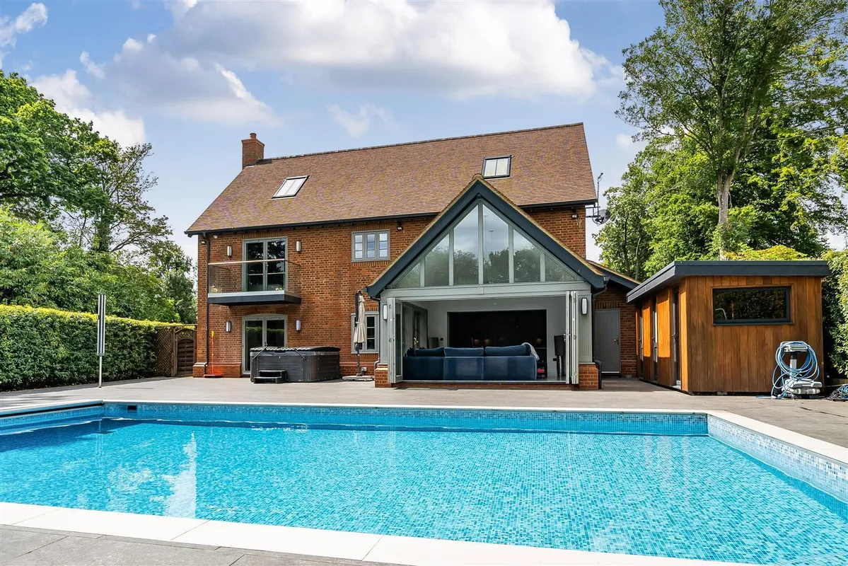 Ashlyns Grove, Berkhamsted