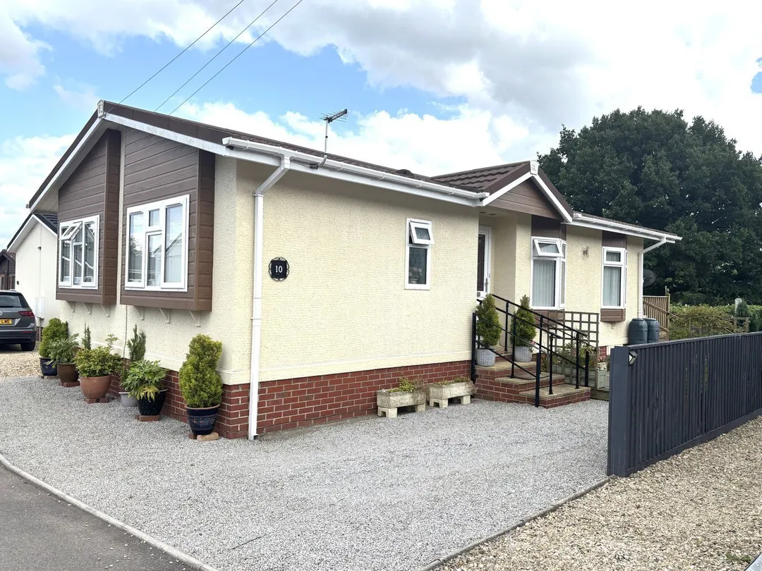 https://mr0.homeflow-assets.co.uk/files/photo/image/45280/4148/_x_/50745870.jpg