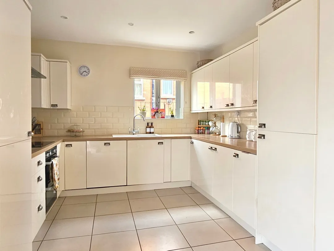 https://mr0.homeflow-assets.co.uk/files/photo/image/45309/5605/_x_/50574956.jpg