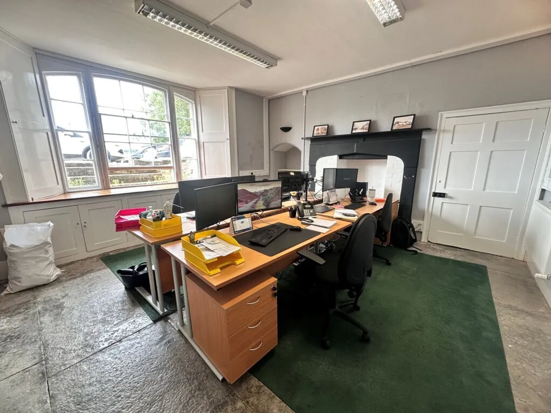 https://mr0.homeflow-assets.co.uk/files/photo/image/45388/2661/_x_/d83fd285-4dc2-4419-99c0-6eed5a8731d3_web.jpg