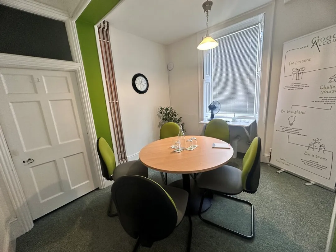 https://mr0.homeflow-assets.co.uk/files/photo/image/45388/2663/_x_/6ea6c60b-2f01-4a03-a8f8-54d60a639e9c_web.jpg