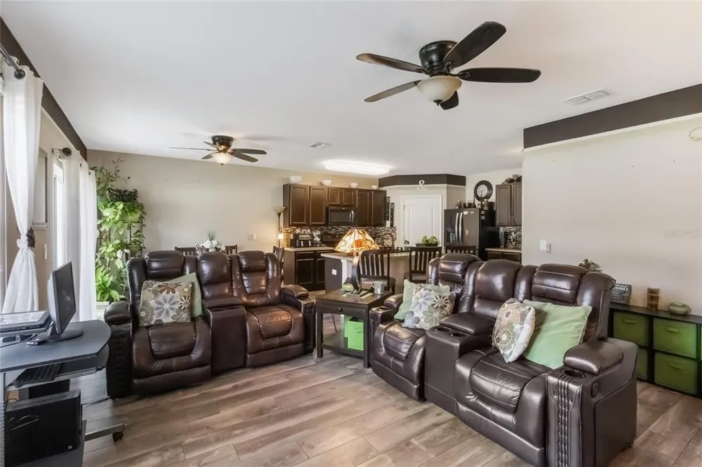210 Lazy Willow Dr, Davenport, FL 33897