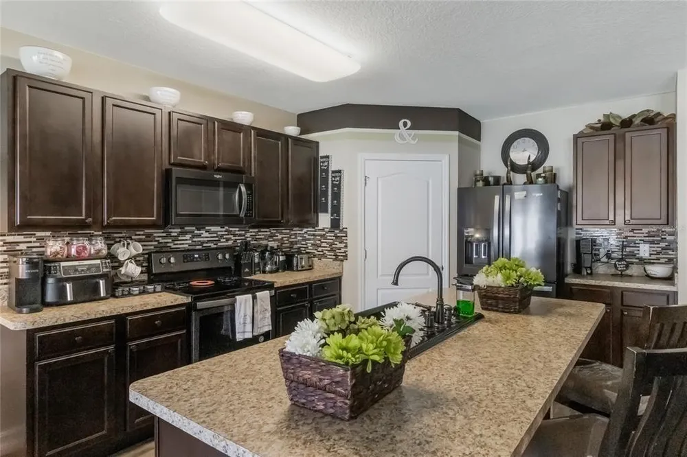 210 Lazy Willow Dr, Davenport, FL 33897