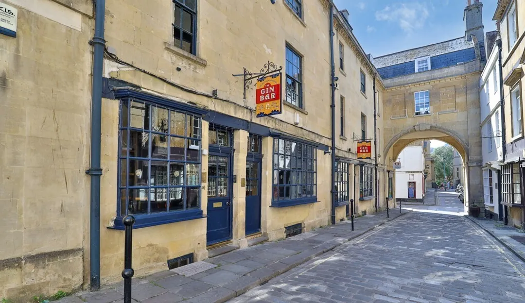 https://mr0.homeflow-assets.co.uk/files/photo/image/45438/5288/_x_/79fe9d66-7ad9-43ed-a122-e6b48668f18e_web.jpg