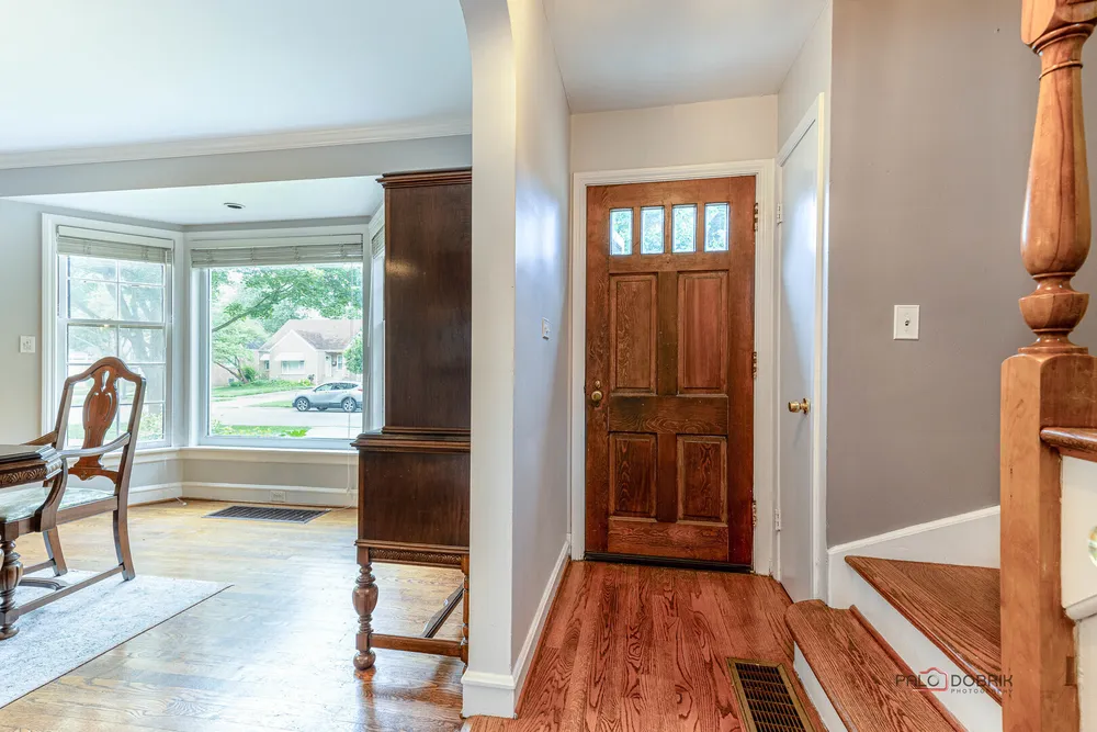 105 S I Oka Ave, Mount Prospect, IL 60056