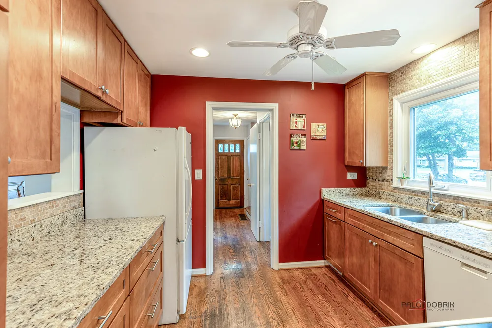 105 S I Oka Ave, Mount Prospect, IL 60056
