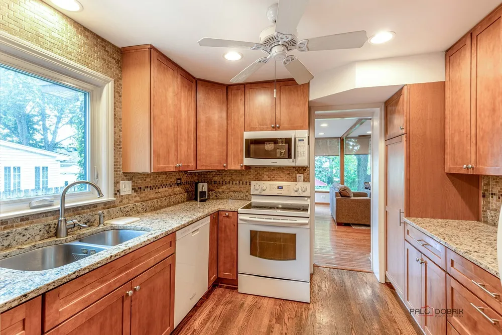 105 S I Oka Ave, Mount Prospect, IL 60056