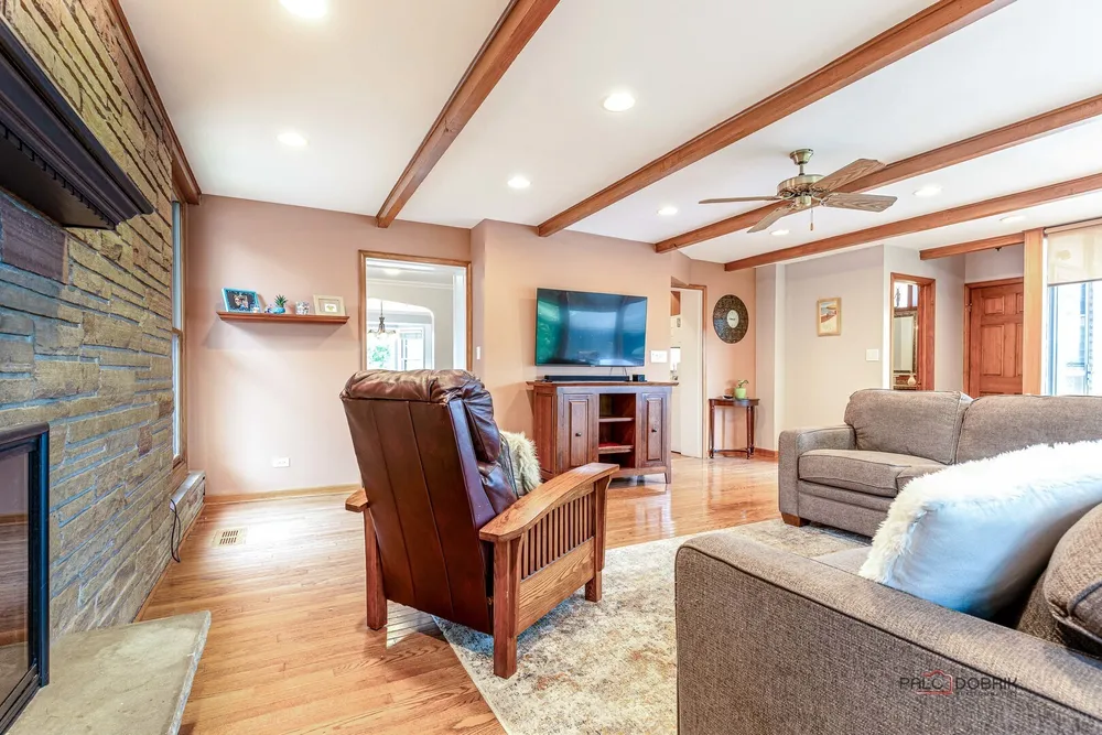 105 S I Oka Ave, Mount Prospect, IL 60056