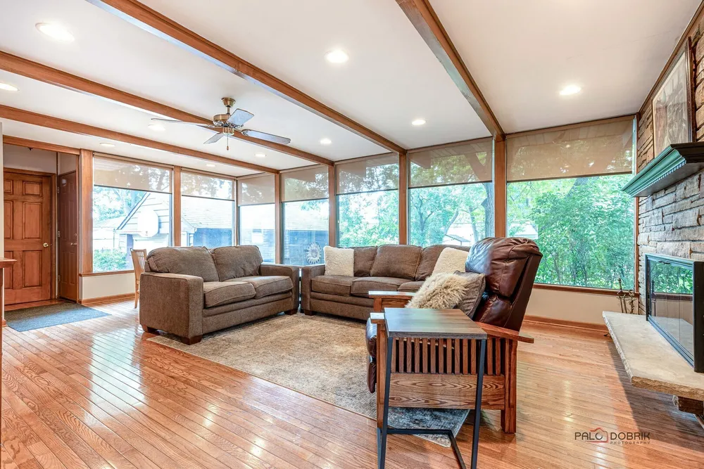 105 S I Oka Ave, Mount Prospect, IL 60056
