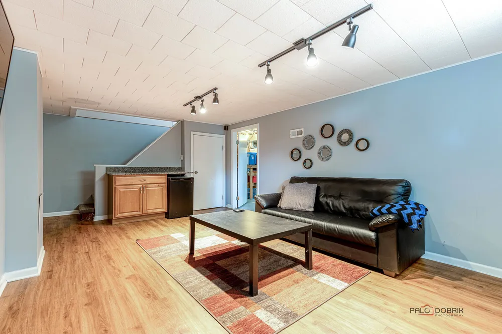 105 S I Oka Ave, Mount Prospect, IL 60056