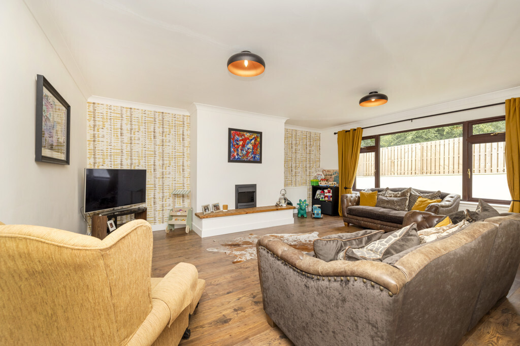 5 Maclardy Court, Uphall, Broxburn, EH52 5SL Image 2