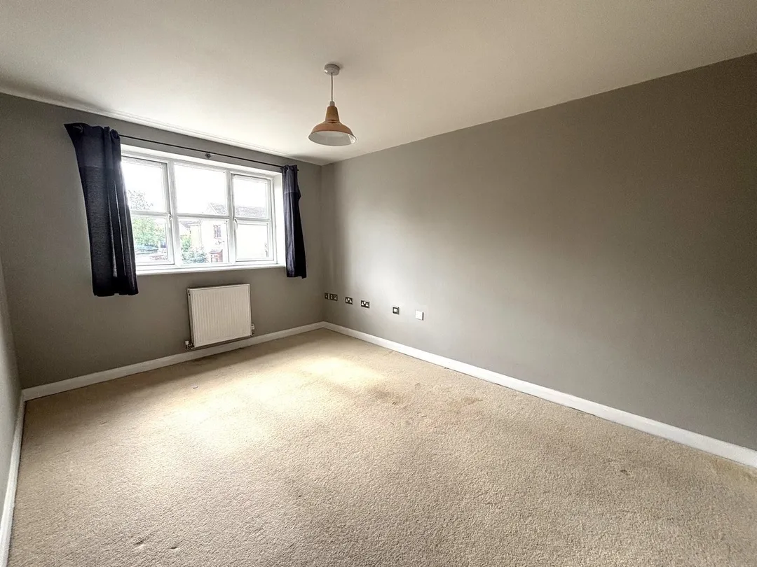 https://mr0.homeflow-assets.co.uk/files/photo/image/45558/7031/_x_/51454838.jpg