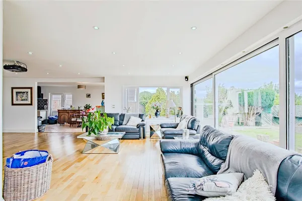 Valley Close, Saundersfoot, Pembrokes...